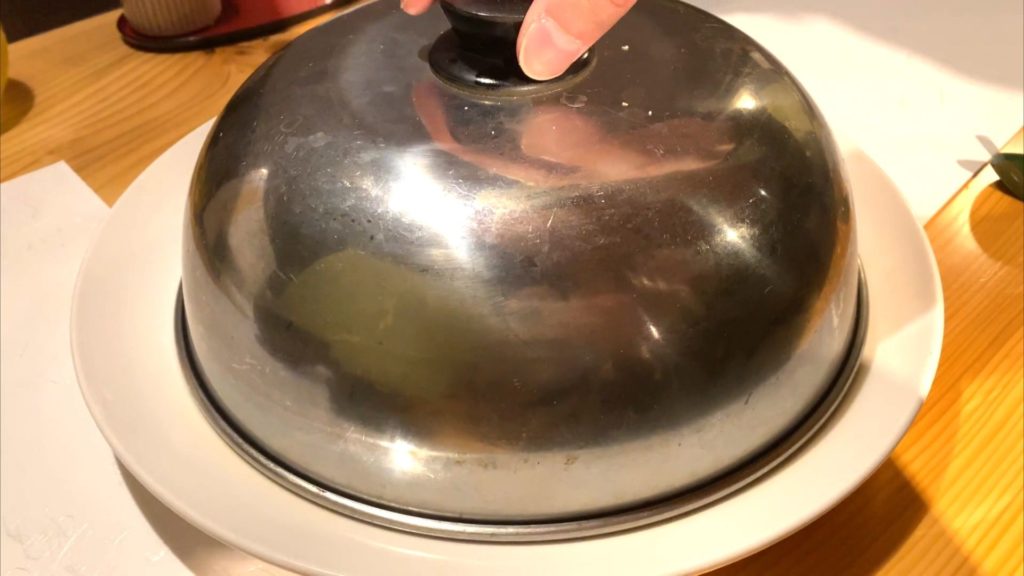 香りを逃さないためのフタがされた燻製盛り合わせ
