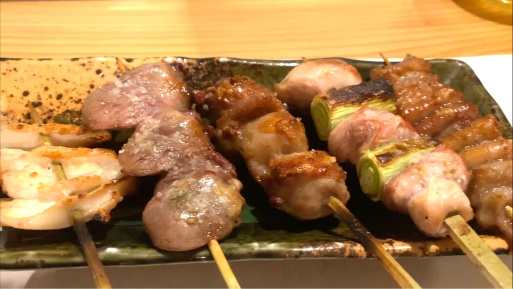 串焼き盛り合わせ(左から軟骨、ハツ、ぼん尻、ネギ間、皮)