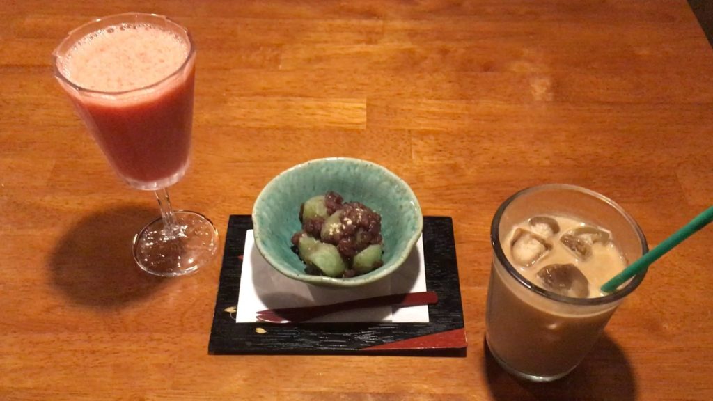 イチゴジュースとカフェオレとよもぎ団子