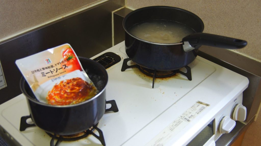 パスタとソースを茹でます