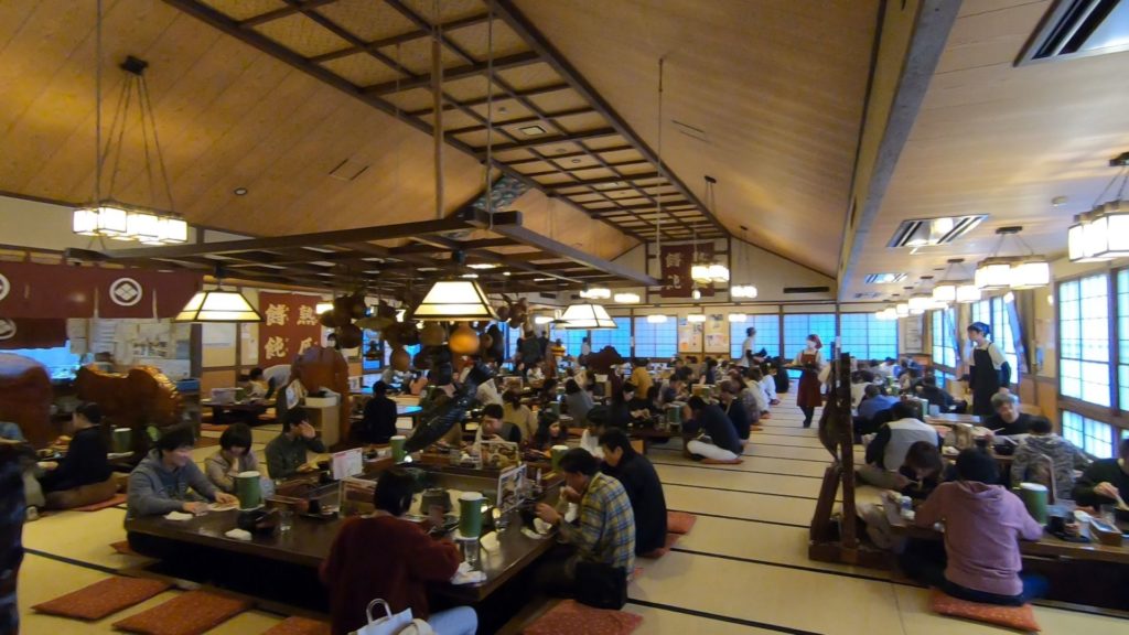 小作 店内は結構混んでる