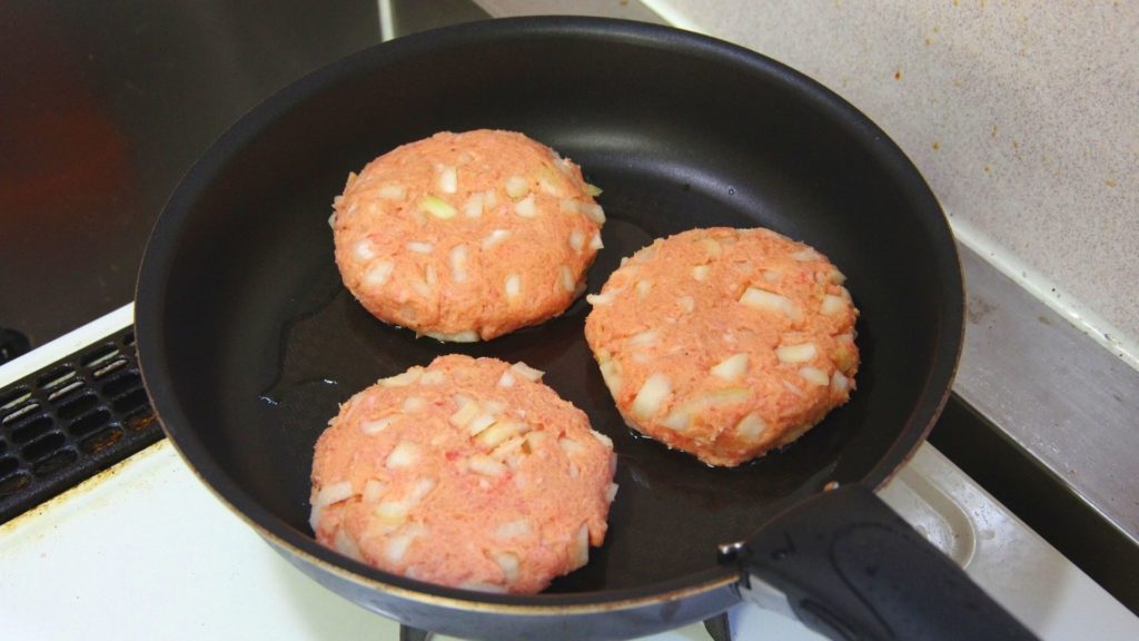 ハンバーグを焼きます